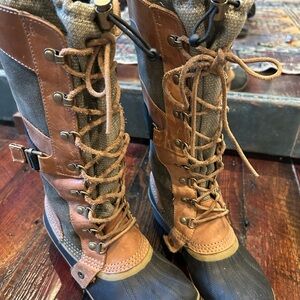 Sorel Women's Gray and Black Boots